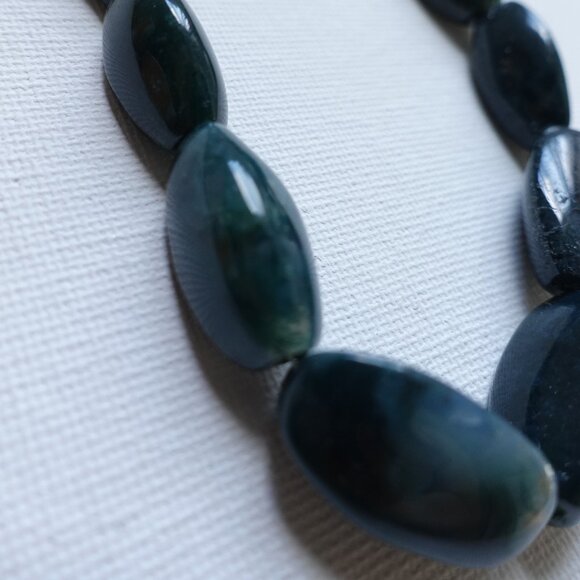 Elegant Dark Green Stone Bead Necklace and Daisy Floral pattern Earring Set - Picture 4 of 10